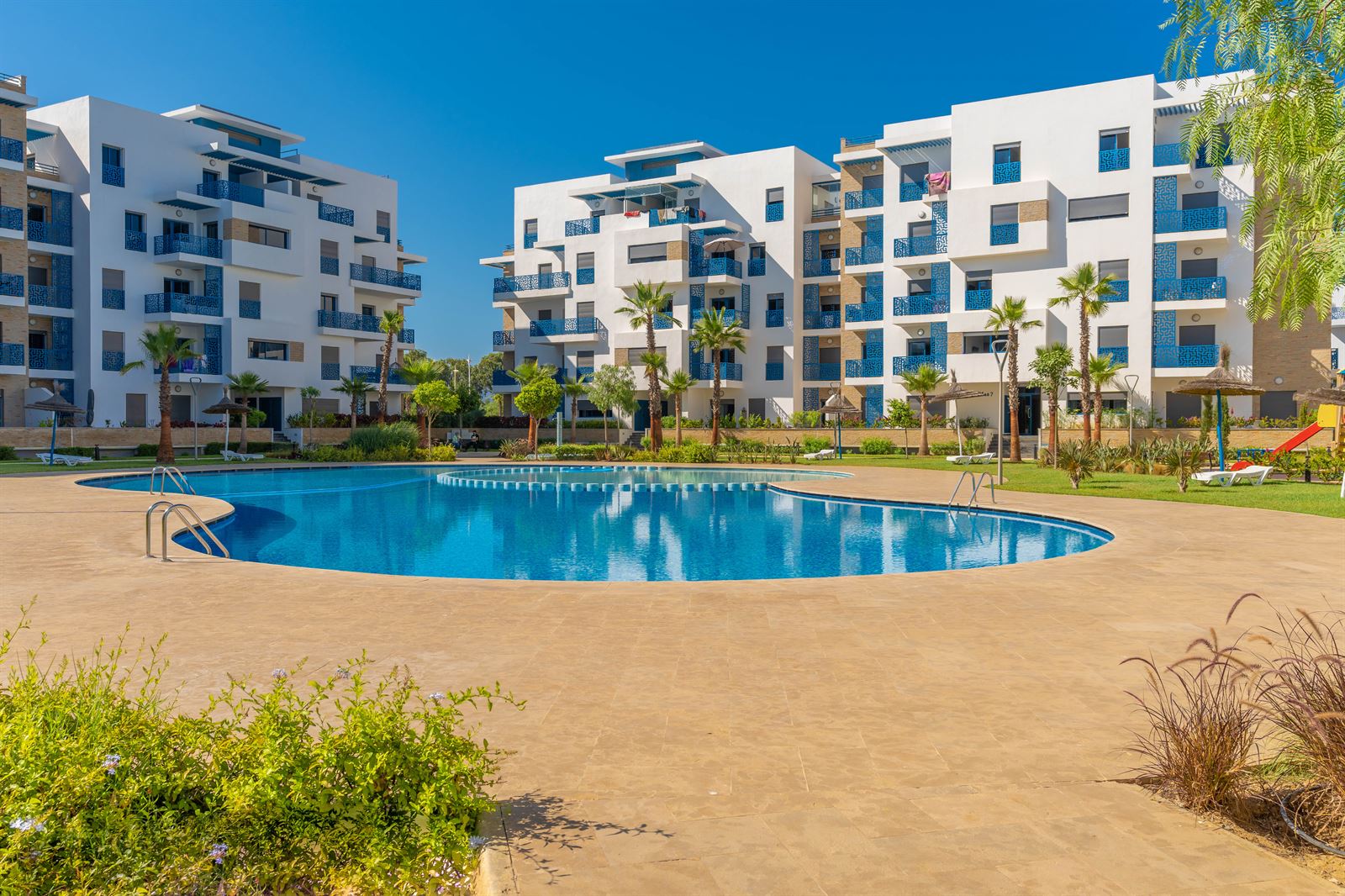 Appartement à louer à Martil résidence fermée 1èr étage piscine 2 chambre 2 balcon salon 