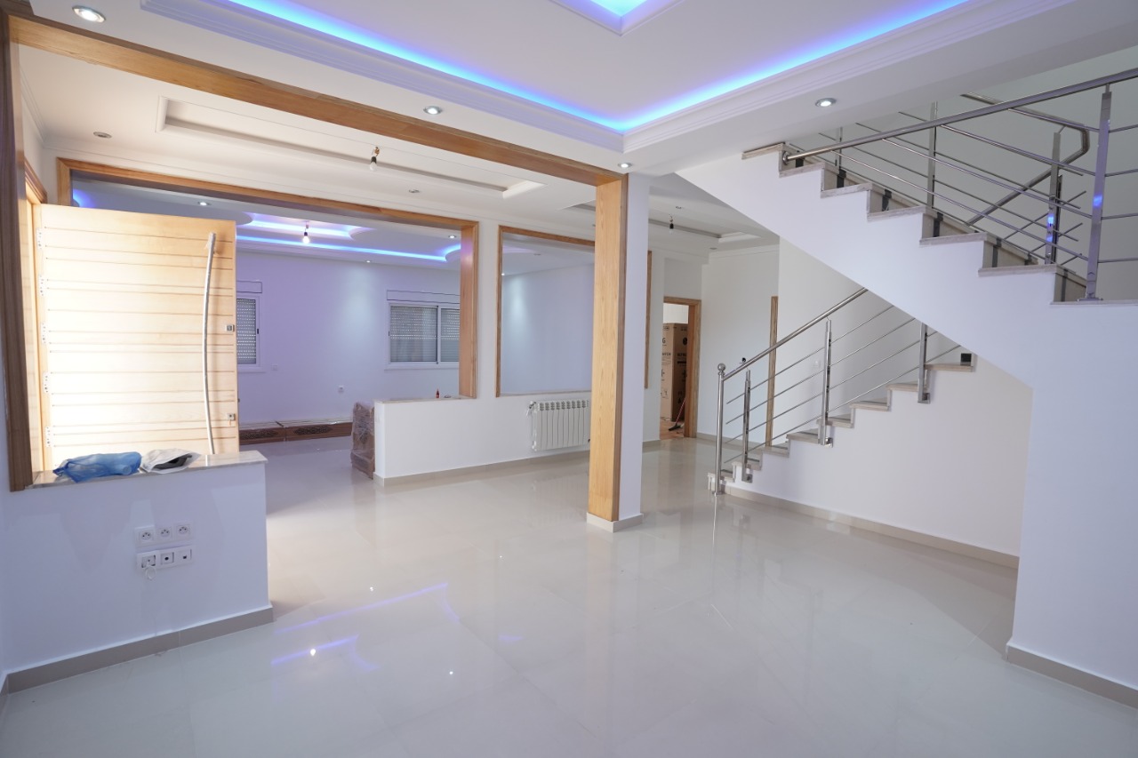  Belle et unique villa à vendre à Martil à oued maleh 4 chambres 3 salons 520 mètres 3 balcon